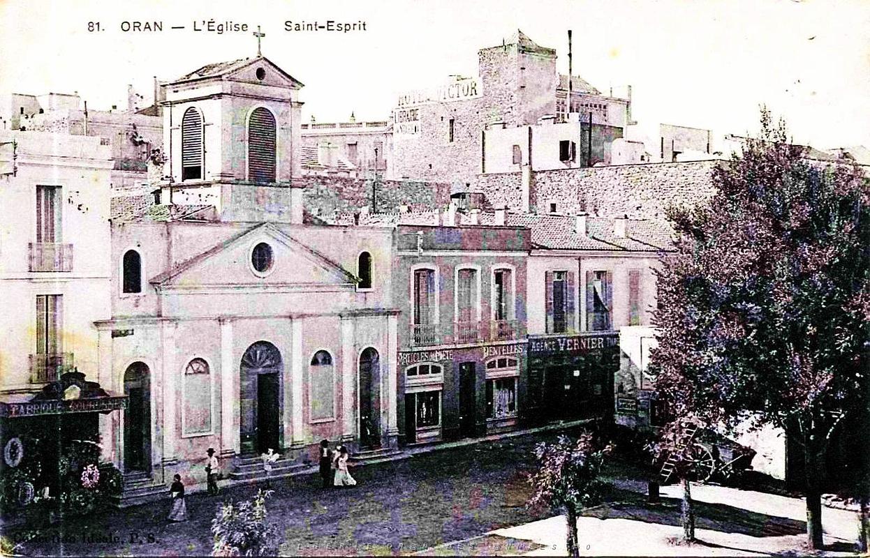 Oran - Place de la Bastille et l'Eglise Saint-Esprit.jpg